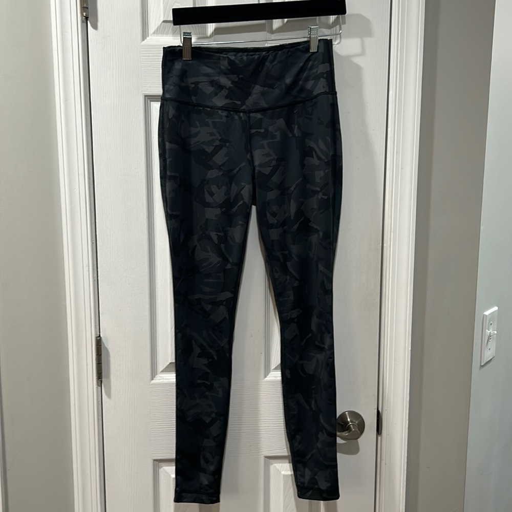 Avia Patterned grey/black athletic leggings